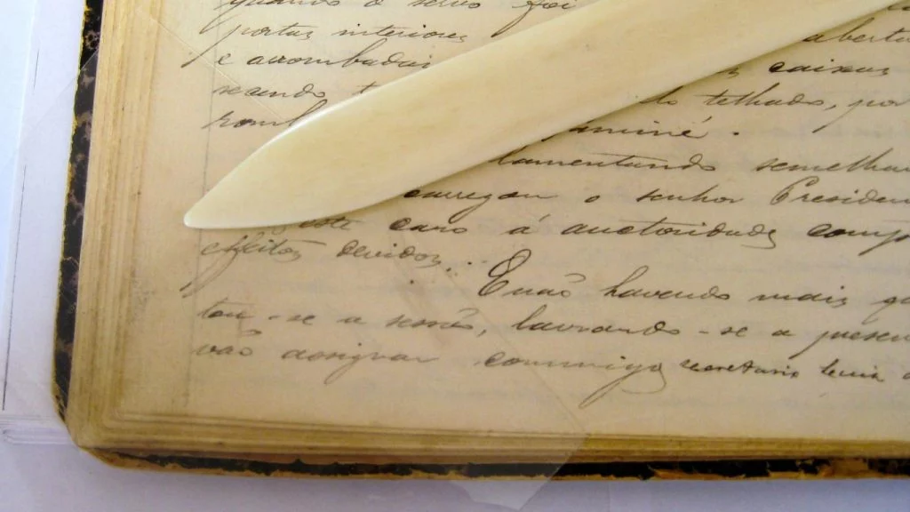 Dobradeira sobre documento antigo