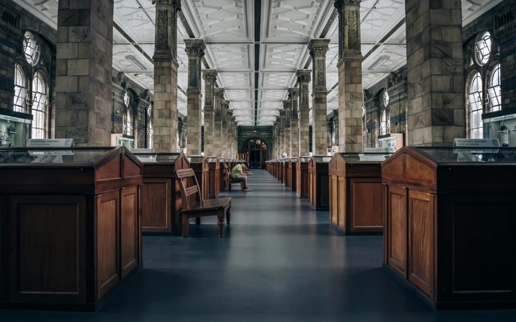 Fotografia de museu com vitrines horizontais de madeira