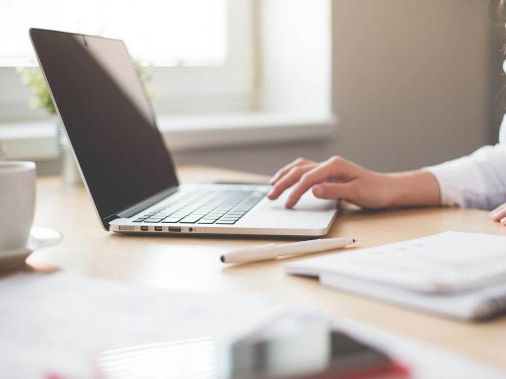 Mulher a trabalhar num computador para criar cursos online