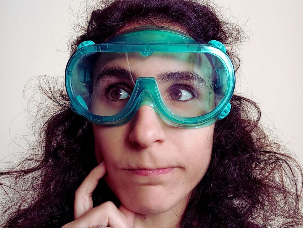 Diana Bencatel com óculos de mergulhadora e um ar pensativo e interrogativo