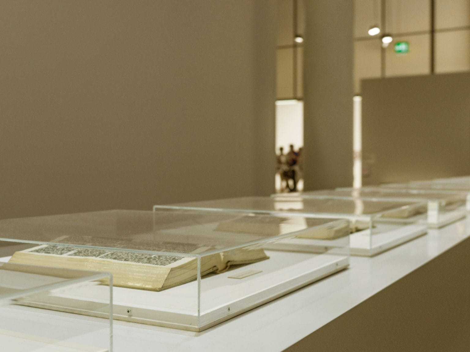 Vitrines de um museu com livros expostos