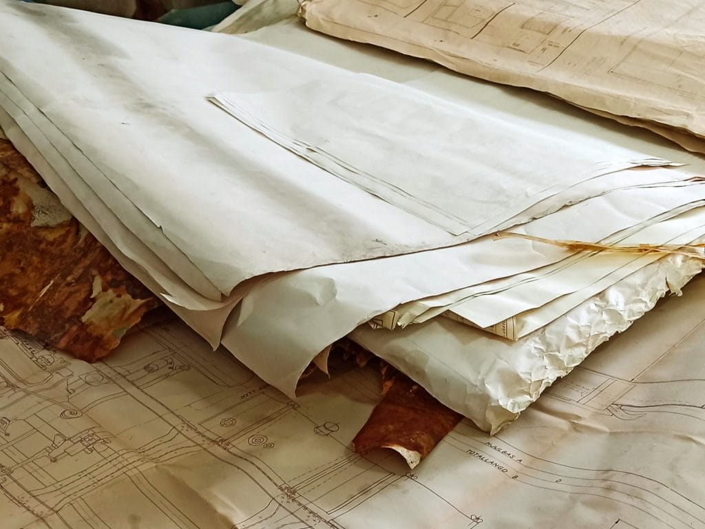 Pilha de documentos danificados