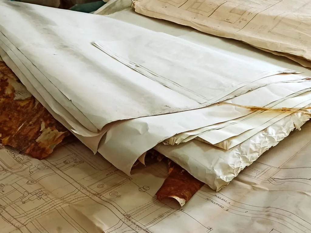 Pilha de documentos danificados