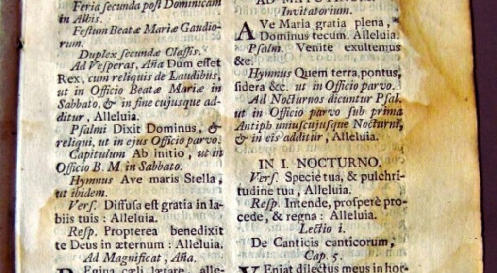 Livro antigo com dano causado por humidade, com as chamadas marcas de maré