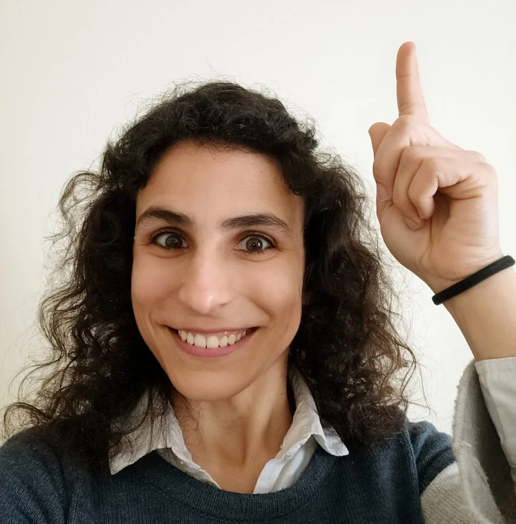 Diana Bencatel a apontar para cima