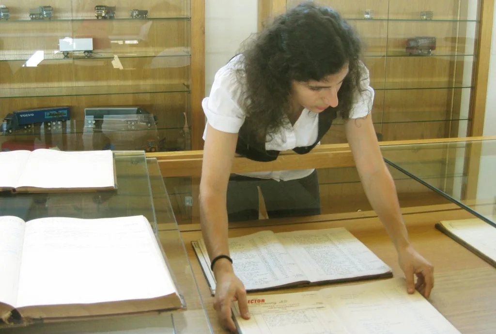 Diana Bencatel a posicionar documentos em vitrine