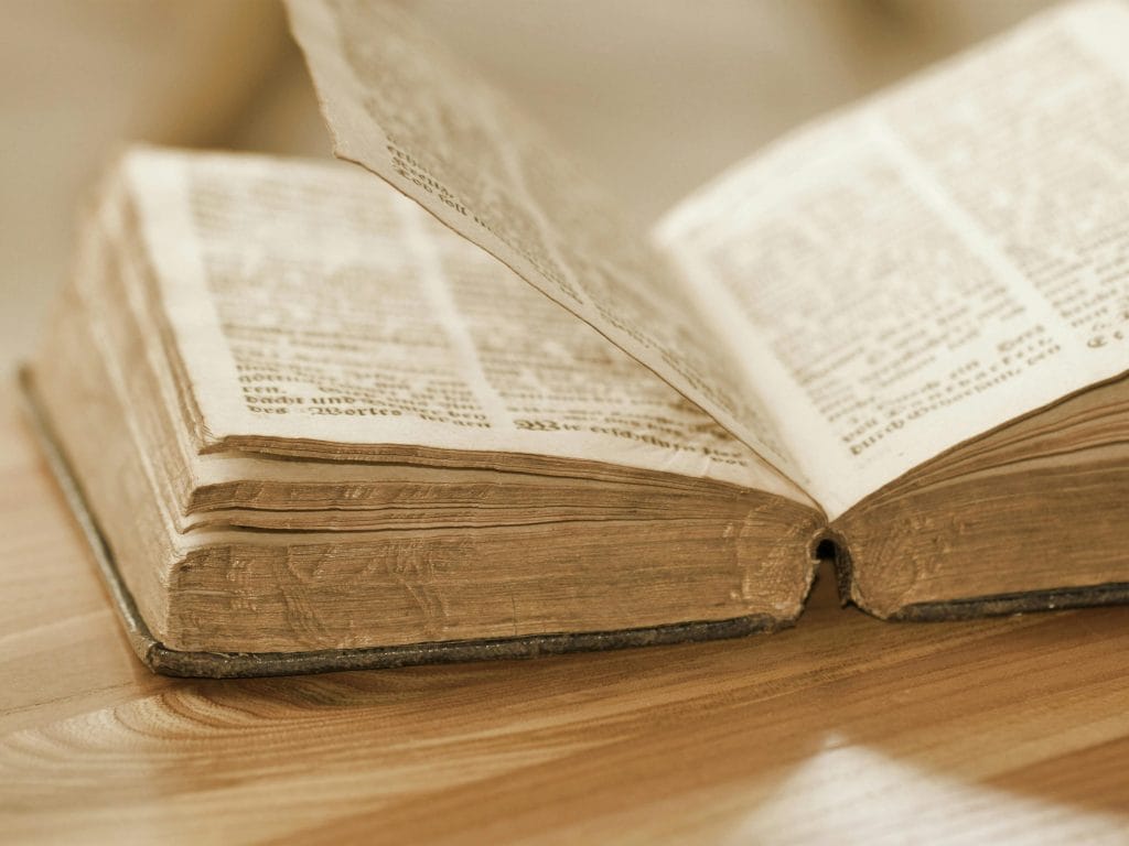 Livro antigo com as páginas abertas