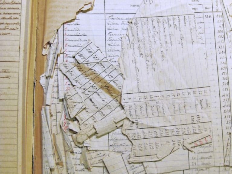 Documento em papel danificado com rasgões