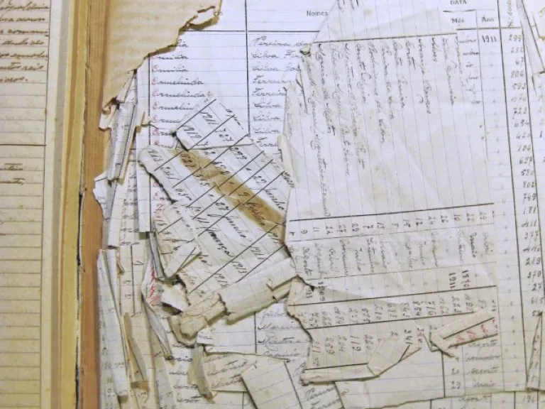 Documento em papel danificado com rasgões