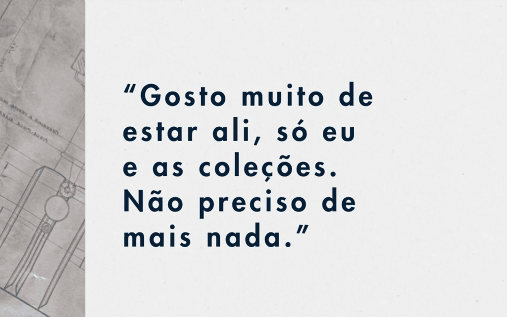 Imagem com uma citação do episódio do podcast da Conservação num Clique a que este artigo diz respeito. A citação diz: "Gosto muito de estar ali, só eu e as coleções. Não preciso de mais nada."