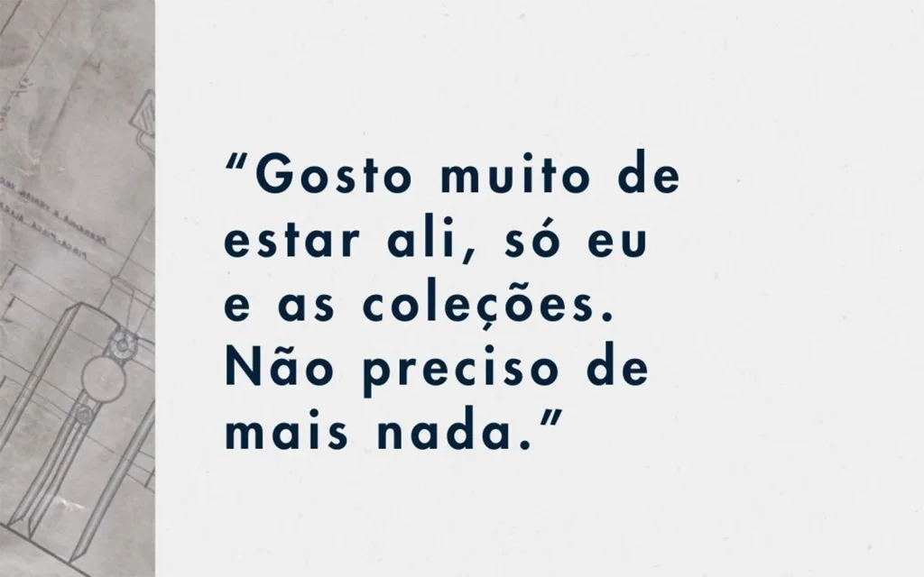 Imagem com uma citação do episódio do podcast da Conservação num Clique a que este artigo diz respeito. A citação diz: "Gosto muito de estar ali, só eu e as coleções. Não preciso de mais nada."