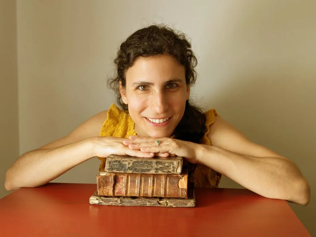 Diana a tocar em livros sem luvas