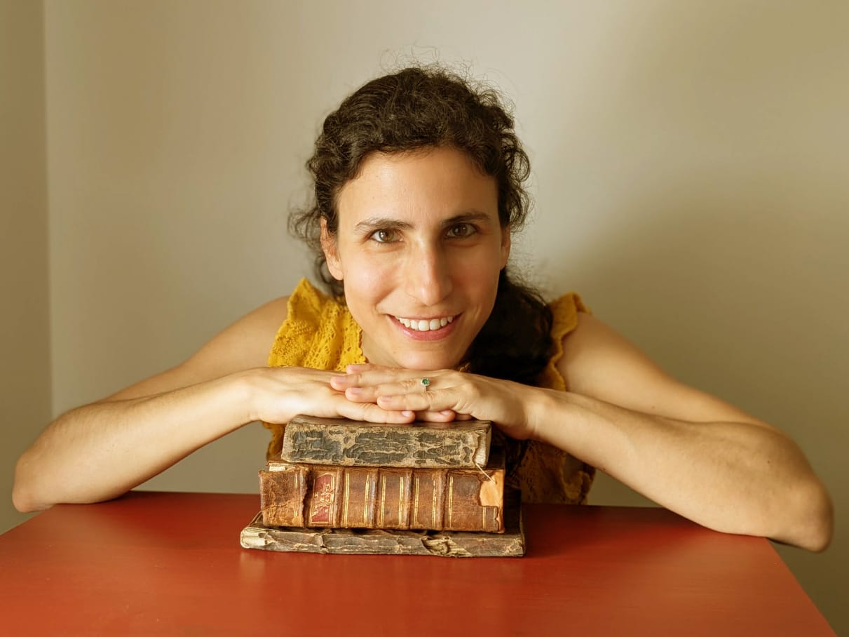 Diana a tocar em livros sem luvas