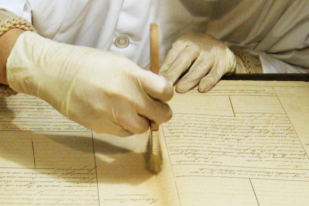 Limpeza de documento com luvas de látex