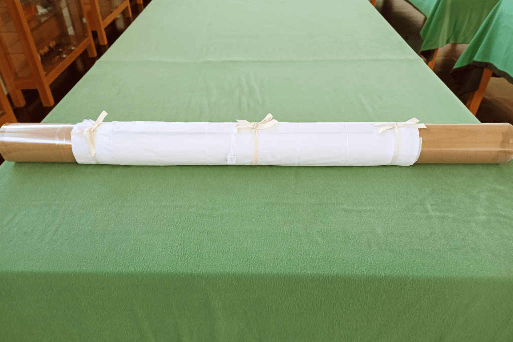 Posters acondicionados em rolo, à volta de um tubo de cartão