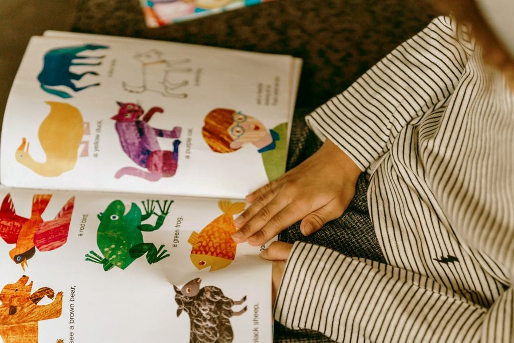 Criança a ler livro infantil