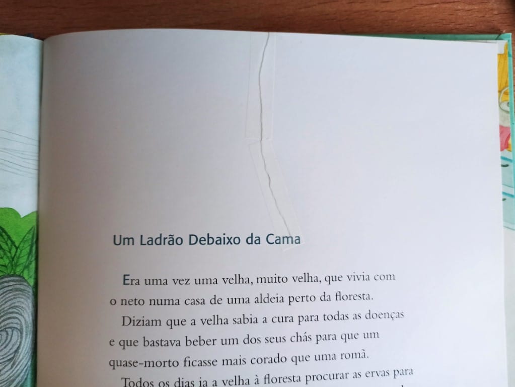Rasgão num livro infantil reparado com fita adesiva de conservação Filmoplast P