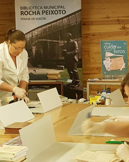 Constança na oficina "Cuidar dos Livros"