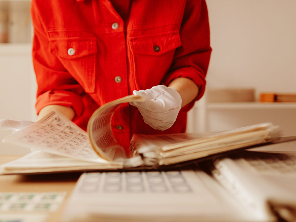 Conservar documento em papel com luvas
